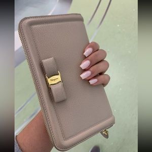 Auth Salvatore Ferragamo Vara Ribbon Beige Leather Zip Around Long Wallet Boxed